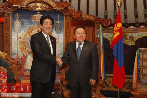 资料图：蒙古国总统额勒贝格道尔吉会见了到访的日本首相安倍晋三。