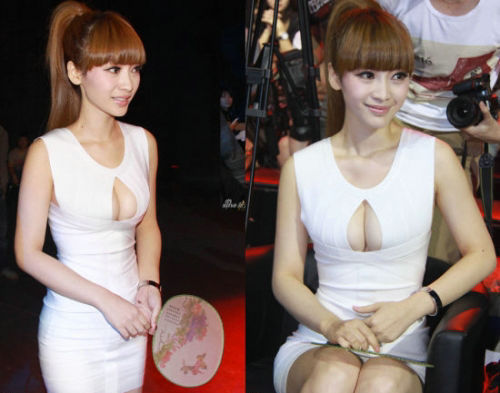 柳岩被指靠胸挤走女主持