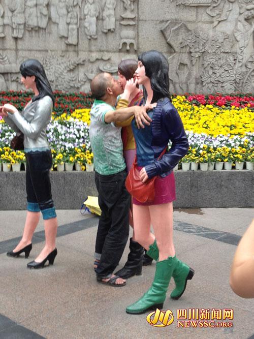 成都现强吻男舌吻路边女雕塑+网友:毁三观(图