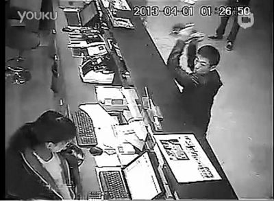3名男子深夜殴酒店前台 128秒视频记录施暴全
