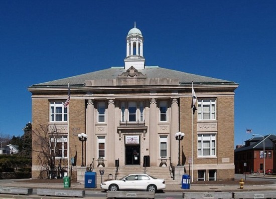 黑白电影惊现手机 引发时间旅行者猜测(图