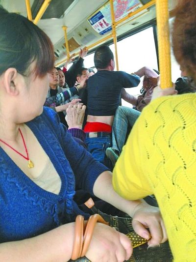 男子露出<em>高腰</em>红<em>内裤</em> 武汉公交上暴打女乘客--湖