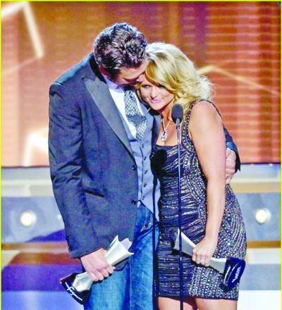 兰伯特闪耀美国乡村音乐奖 布莱恩夺年度最佳