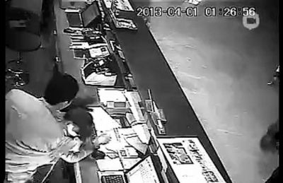 3名男子深夜殴酒店前台 128秒视频记录施暴全