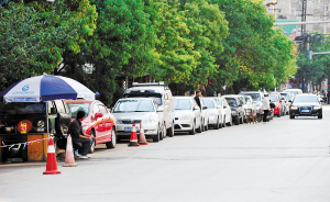 昆明停车收费新标准实施一周 非国资停车点跟