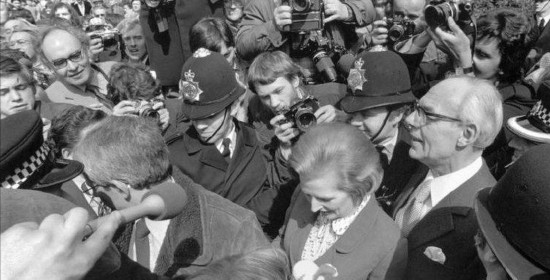 1979年，撒切爾夫人作為英國第一任女性首相進入唐寧街，向民眾承諾保守黨將減少稅收，降低公共開支，讓民眾過上更富裕的生活。