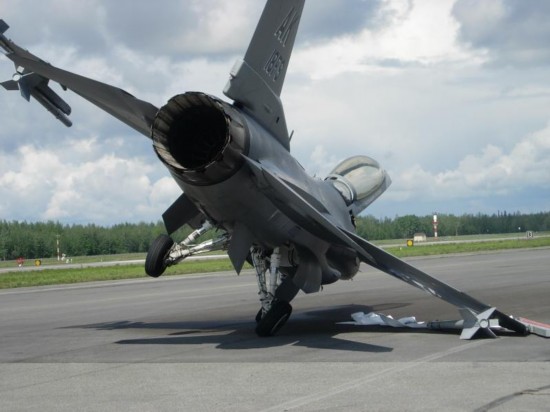 美空军1架F-16战机着陆时冲出跑道 原因不明-
