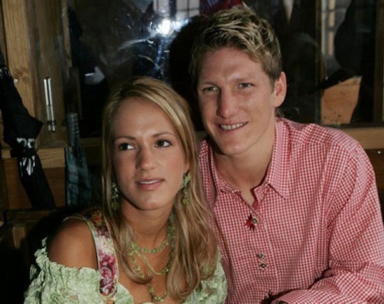 足坛 人妻控 拜仁队长抢人妻(组图)