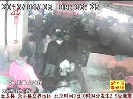 媒体证实老人晕倒178人跨过系误传 视频遭剪切