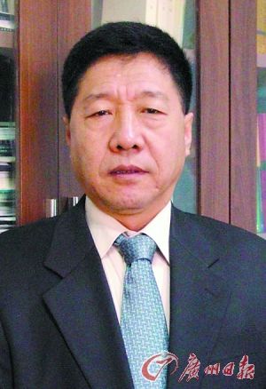郑秉文：中国社会科学院拉丁美洲研究所所长；中国社科院世界社会保障中心主任。