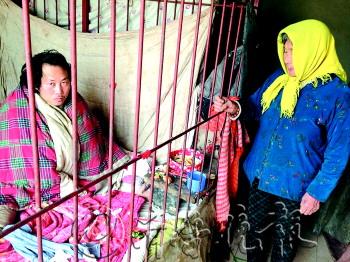 母亲铁笼关儿10年:儿子疯了,我只能把他关起来