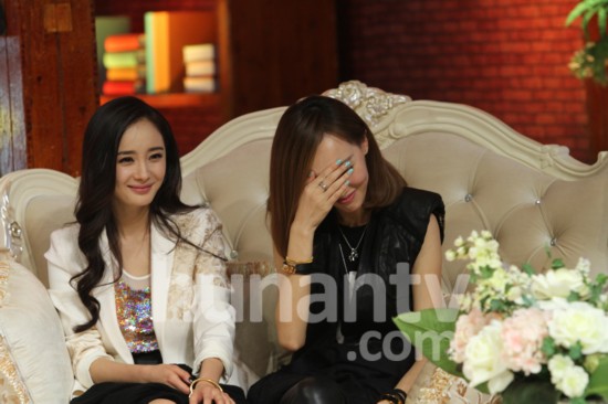 唐嫣伤口将愈录制天天 台下与杨幂热聊