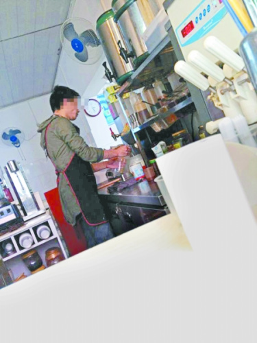 昨日,沙坪坝区“冰雪公主”奶茶店,店员正在给顾客冲奶茶。 记者廖娴雅 摄