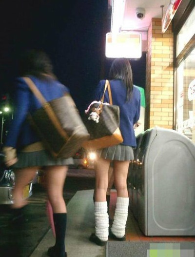 街拍日本女生校裙 再短也不怕走光