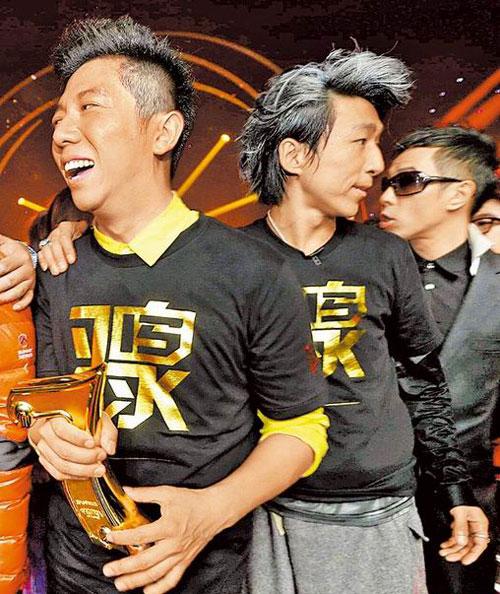 　　陈羽凡（右）与胡海泉组成双人团体&ldquo;羽泉&rdquo;前晚夺下《我是歌手》冠军