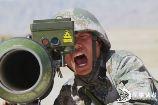 威慑!解放军新兵打反坦克火箭弹气势汹涌(图)