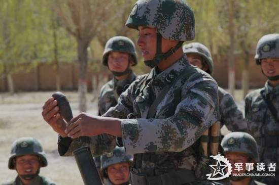 (组图)解放军新兵打反坦克火箭弹气势汹涌