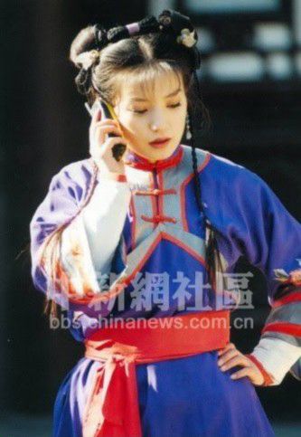 明星古装穿越搞笑照:小燕子打电话皇阿玛骑车