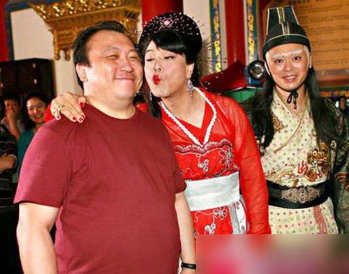 明星古装穿越搞笑照:小燕子打电话皇阿玛骑车