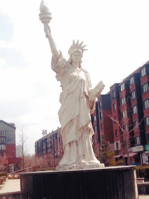 沈阳苏家屯一洋气小区站着位山寨版自由女神