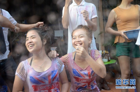 出水芙蓉 揭老挝泼水节里的<em>湿身美女</em>【组图】