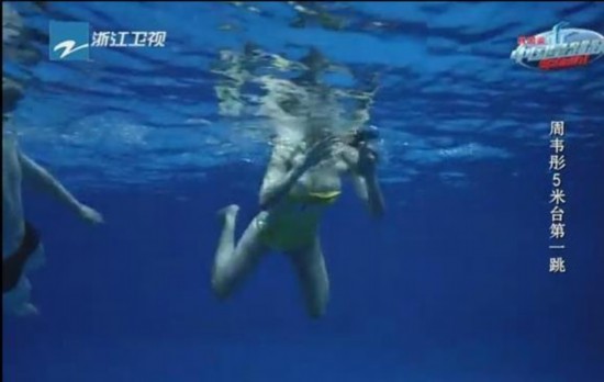 周韦彤跳水泳衣滑落走光 网友质疑女神是假胸【7】