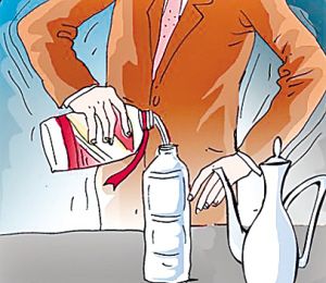 圖說:礦泉水裝茅台已成慣用伎倆