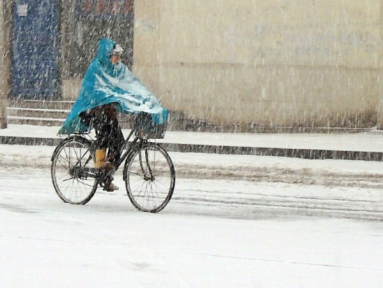 山西太原气温突降四月飞雪