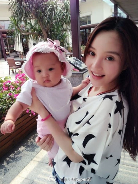 李小璐晒女儿近照 贾乃亮领衔疼老婆男星(图)【
