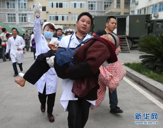 大爱无言 那些地震后的感人瞬间(高清组图)