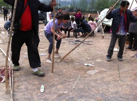 廖智在芦山地震灾区现场 图片来自微博