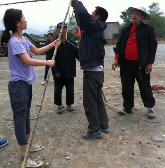 廖智在芦山地震灾区现场 图片来自微博