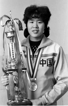 郎平手捧1981年世界杯金杯