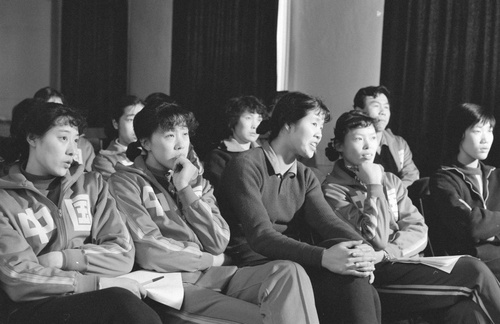 1981年11月17日中國女排隊員張潔雲、張蓉芳、郎平、陳招娣（前排自左至右）等在備戰女排世界杯賽期間通過觀看錄相研究各國球隊的技戰術特點