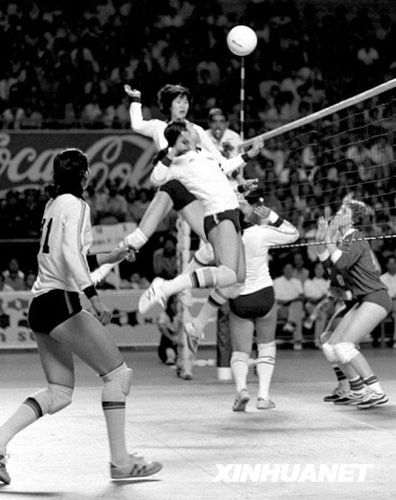 1982年9月，第九屆世界女子排球錦標賽在秘魯進行。中國隊以9戰8勝的戰績，第二次奪得世界冠軍。這是9月20日，中國隊在與蘇聯隊比賽。