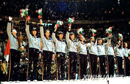 1982年9月，第九屆世界女子排球錦標賽在秘魯進行。中國隊以9戰8勝的戰績，第二次奪得世界冠軍。這是9月25日，中國女排隊員在領獎台上向觀眾致意。