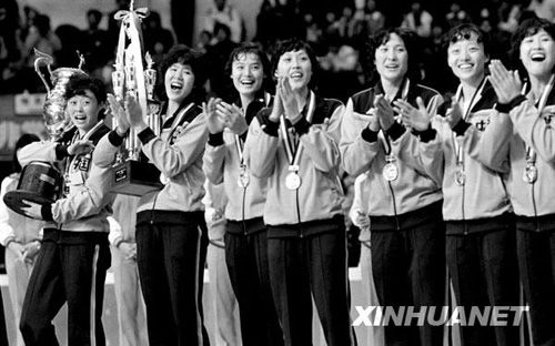 1981年11月，中國隊在日本舉行的第三屆世界杯女子排球賽中，以七戰七捷的佳績，首次登上世界冠軍領獎台。這是11月16日，首次登上冠軍領獎台的中國女排隊員。
