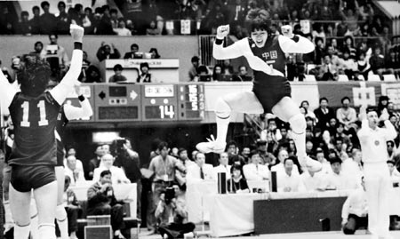 1985年11月，中國女排在日本舉行的第四屆世界杯女子排球賽中，以7戰全勝的成績，第四次榮膺冠軍。這是11月17日，中國隊以3比1戰勝古巴隊后，郎平激動地高高跳起。