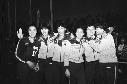 1982年9月，中國女排隊員在第九屆女排世錦賽頒獎現場合影（右起：楊希、孫晉芳、陳招娣、陳亞瓊、郎平、張蓉芳）。中國女排在本屆世錦賽上以9戰8勝的成績奪得冠軍。