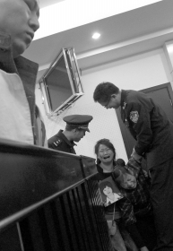 4月25日，瀏陽(yáng)，葉江年故意殺人案庭審現(xiàn)場(chǎng)，家屬抱著死者遺像痛哭。遺像中的宋會(huì)文留著短發(fā)，面帶微笑。圖/記者劉有志