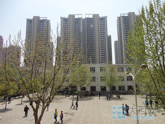 河南漯河两学校操场盖商品房 学生室内上体育