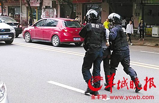 15岁初中生体育课猝死+警方拘留讨说法家属7