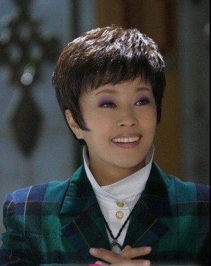 刘晓庆的大女人气质短发发型,处处透露着干练的气势.