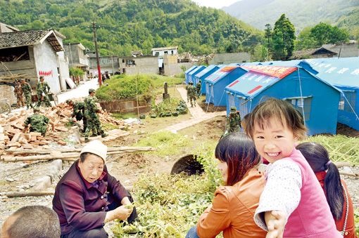 4月24日，武警水電部隊三總隊九支隊轉移營地，受災群眾依依不舍。本報通訊員劉海山攝