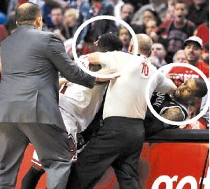 罗宾逊与网队沃特森赛场抱摔 对方惨被摁倒在