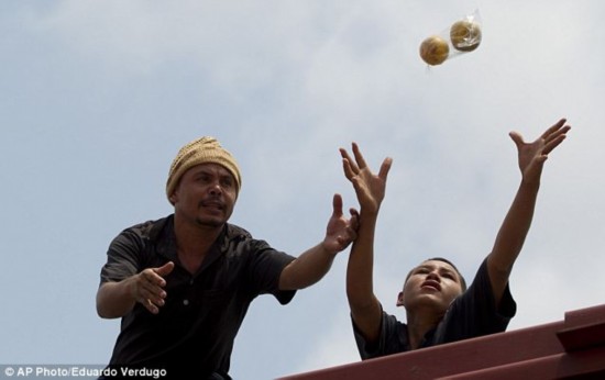 墨西哥移民乘死亡列车圆美国梦