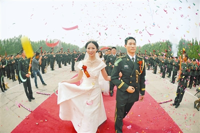 当兵婚纱照_当兵卡通婚纱照图片