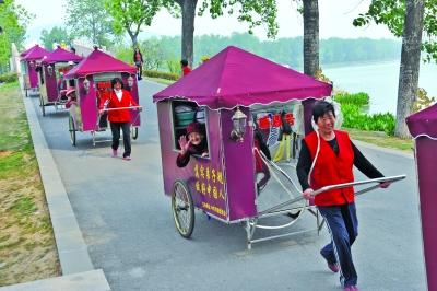 拉着老妈妈去旅行:5个家庭用人力车拉老人远行