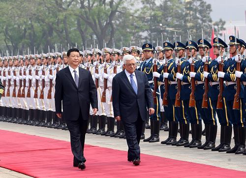 5月6日,国家主席习近平在北京人民大会堂东门外广场举行欢迎仪式,欢迎巴勒斯坦国总统阿巴斯访华。新华社记者 刘卫兵 摄