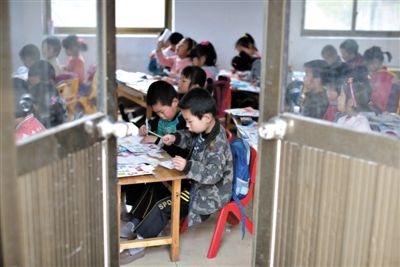 5月3日,两河中心幼儿园,大班的孩子们在上课。